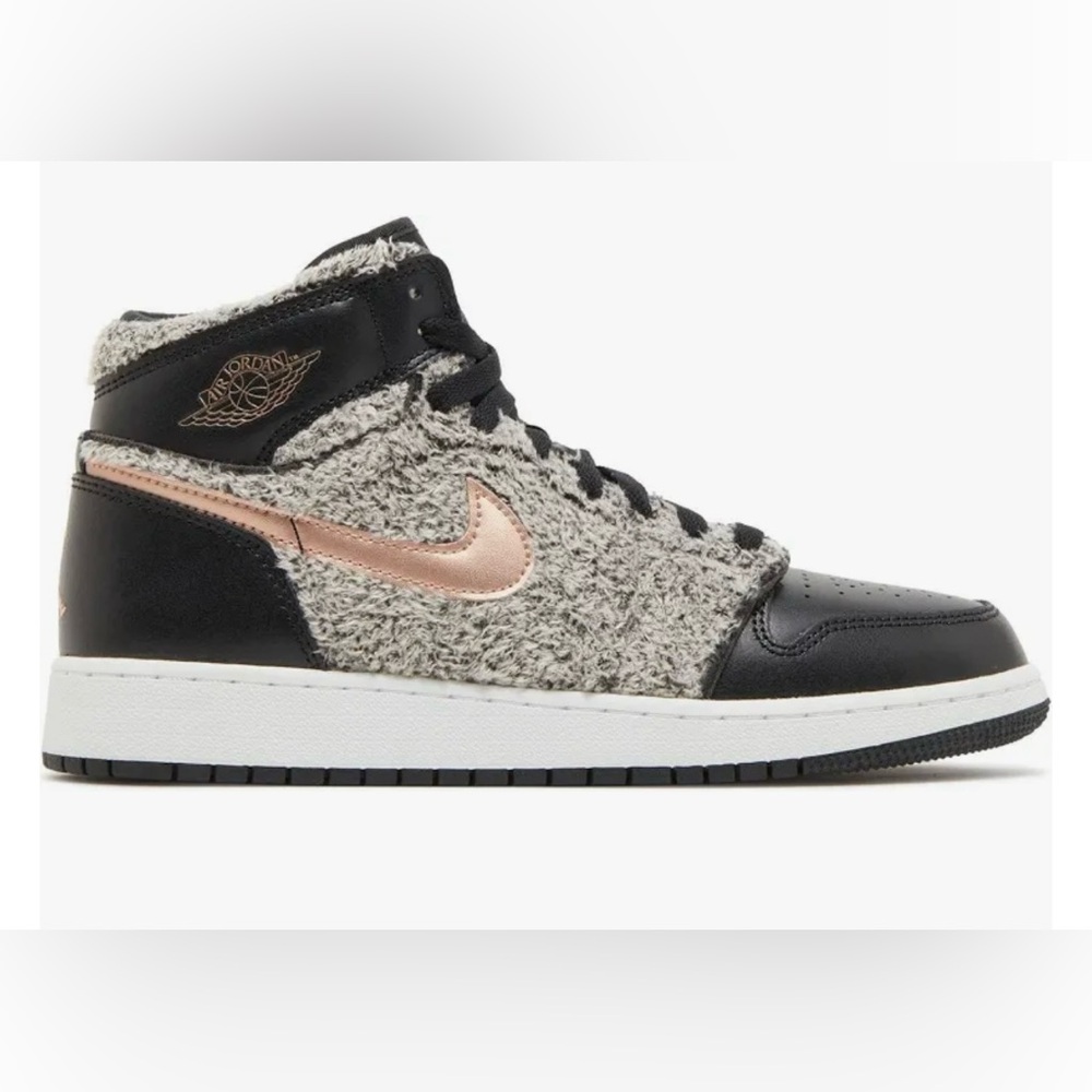 Nike Air Jordan 1 Retro Fleece Fur Size 9Y Euro 42.5 *Like New* Black Gray